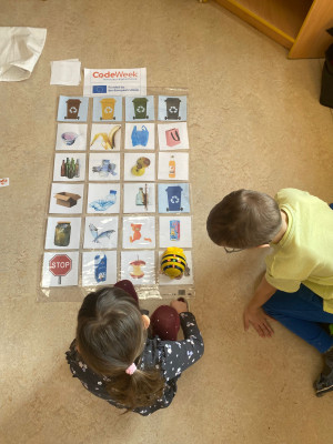 Mācību aktivitāte ar Bee-Bot robotu "Atkritumu šķirošana"